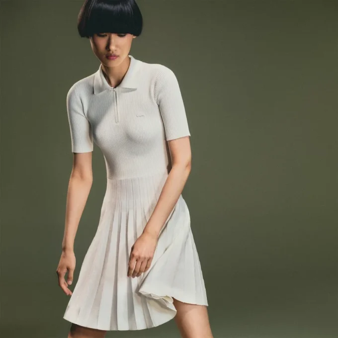 Damenkleid mit Plissee und Poloshirt-Kragen