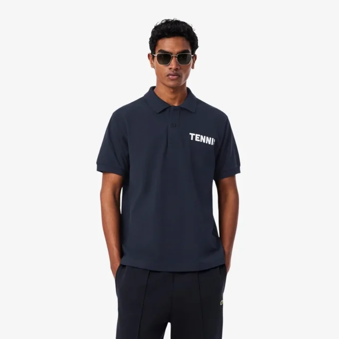 Klassisch geschnittenes Petit-Piqué-Poloshirt mit Aufdruck