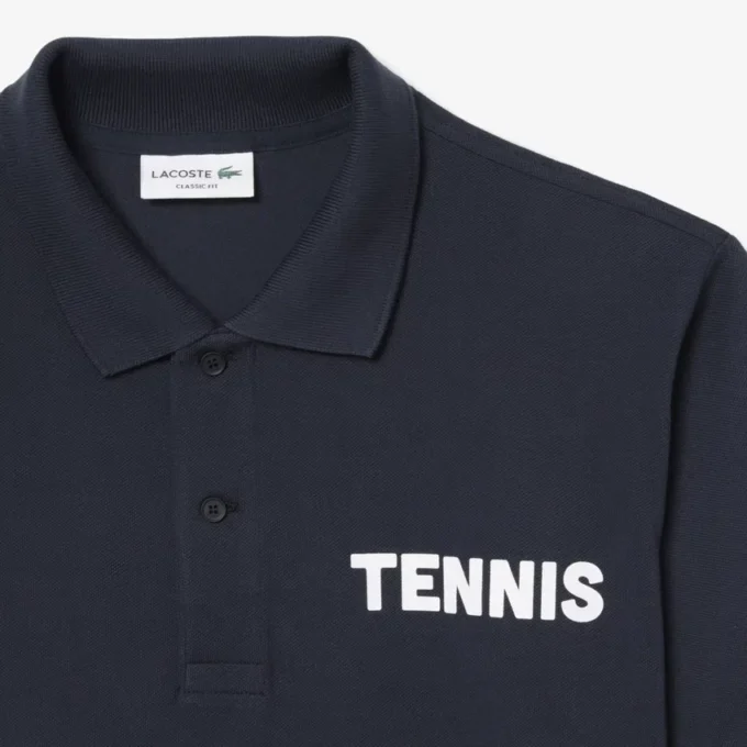 Klassisch geschnittenes Petit-Piqué-Poloshirt mit Aufdruck