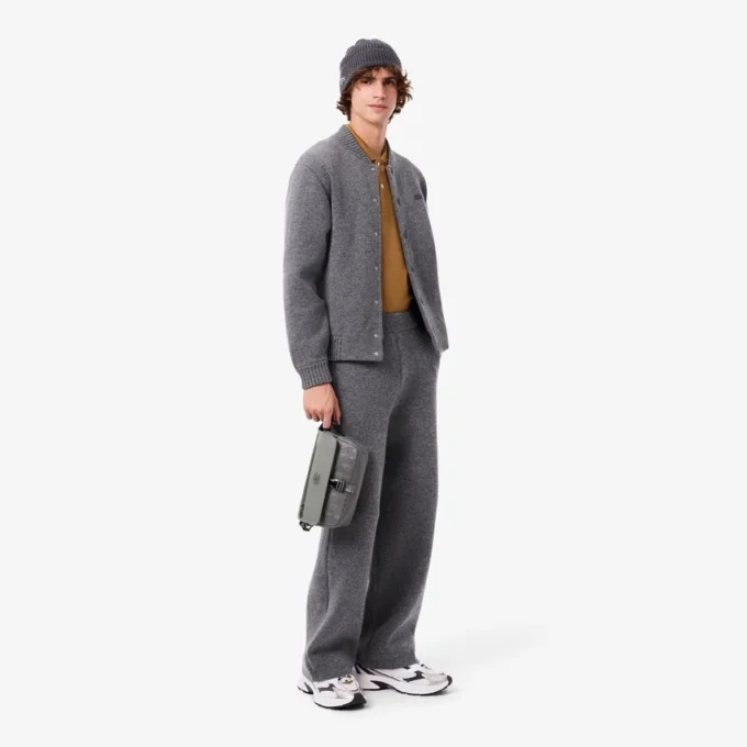 Kleine Leder-Umhängetasche mit Monogramm und Klappe
