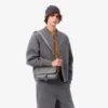 Kleine Leder-Umhängetasche mit Monogramm und Klappe