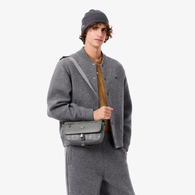 Kleine Leder-Umhängetasche mit Monogramm und Klappe