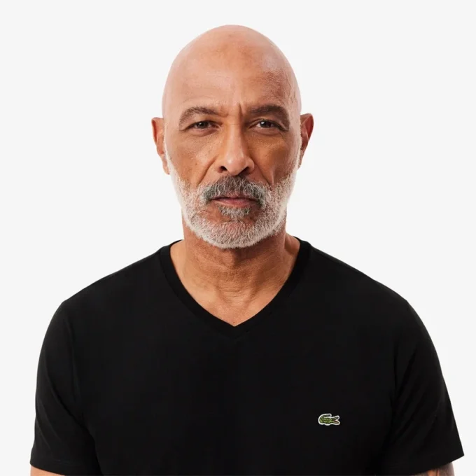 Leichtes Herren-T-Shirt aus Pima-Baumwolle mit V-Ausschnitt