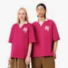 Oversized-Satin-Poloshirt mit Runway-Badge-Akzent