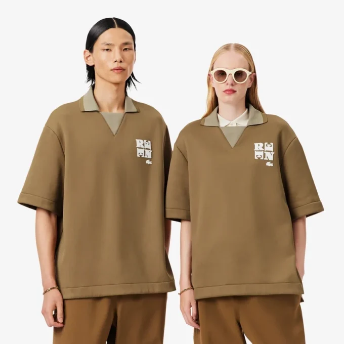 Oversized-Satin-Poloshirt mit Runway-Badge-Akzent