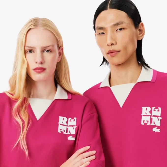 Oversized-Satin-Poloshirt mit Runway-Badge-Akzent