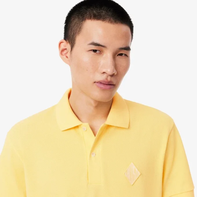 Polohemd mit klassischer Passform und Emblem-Akzent