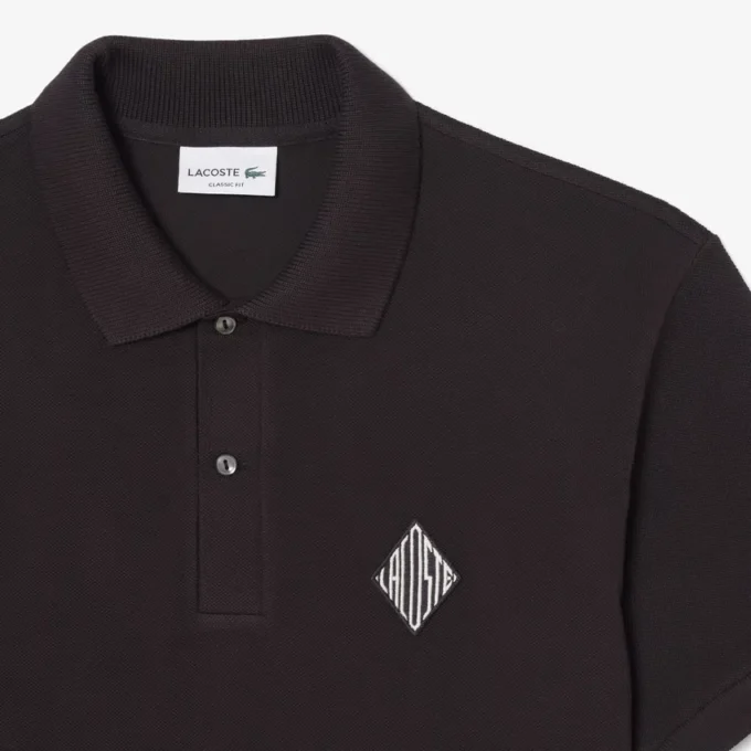 Polohemd mit klassischer Passform und Emblem-Akzent