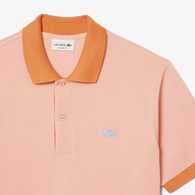 Polohemd mit klassischer Passform und kontrastierenden Rippen