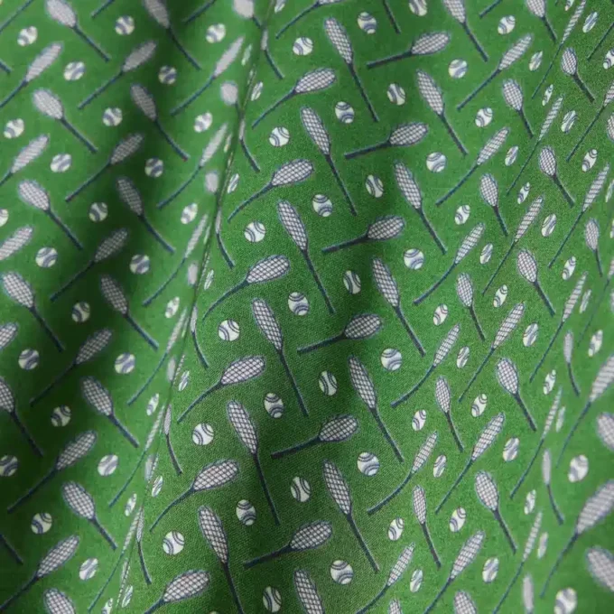 Runway-Kleid mit Satin-Schalausschnitt und Print