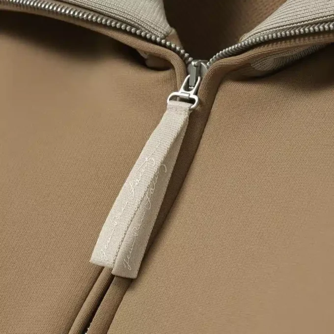 Runway-Sweatshirt mit hohem Kragen, Reißverschluss und Emblem